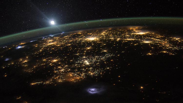 Satellite company plans to test giant mirror in space for sunlight on demand โ WTSP Business Tampa Bay